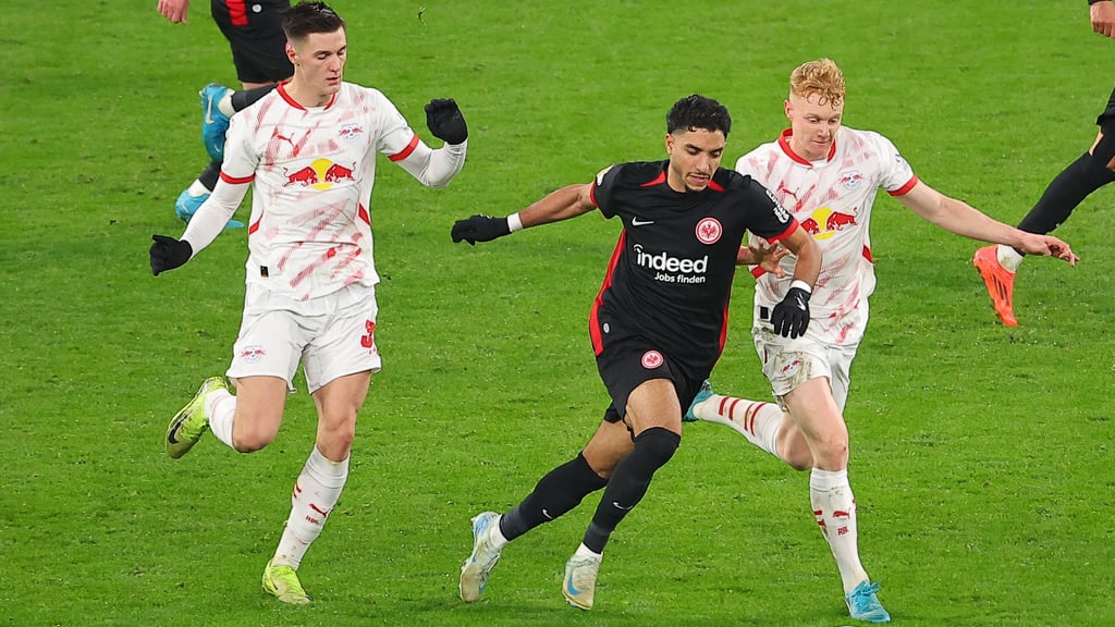 Sinnbildlich: Benjamin Sesko und Nicolas Seiwald bearbeiten Frankfurts Topscorer Omar Marmoush.