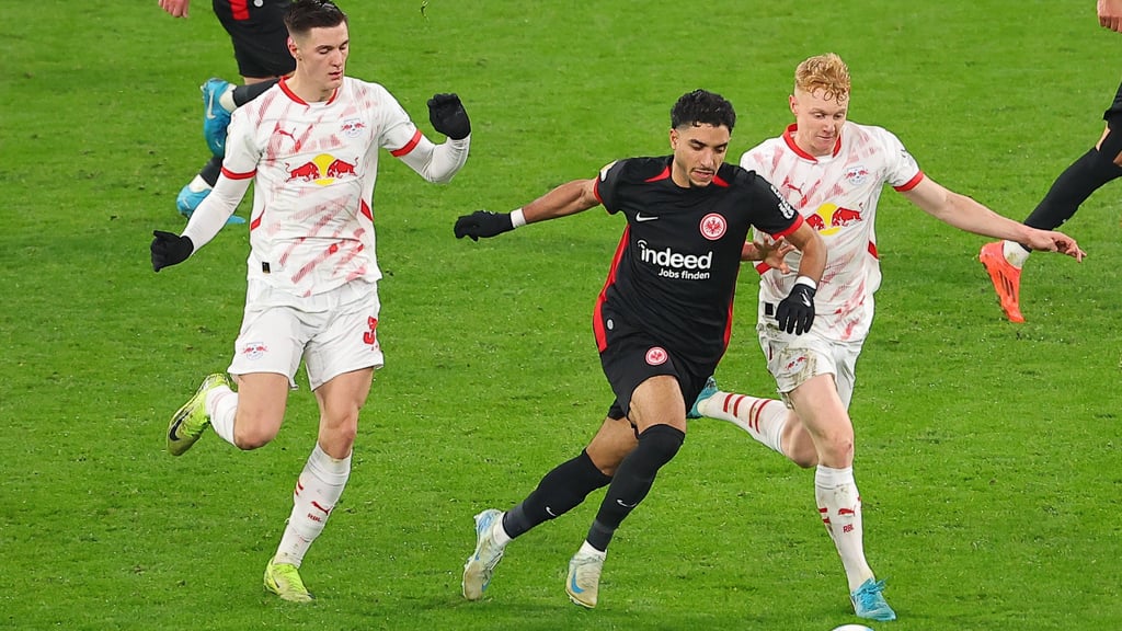 Sinnbildlich: Benjamin Sesko und Nicolas Seiwald bearbeiten Frankfurts Topscorer Omar Marmoush.