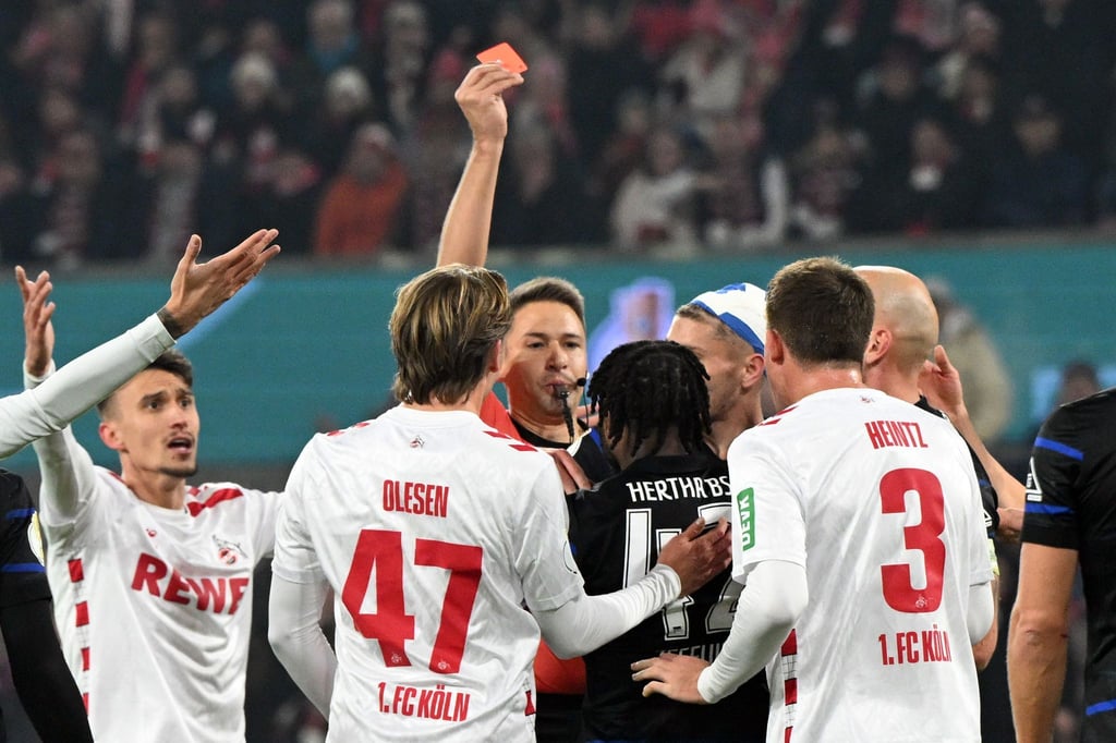 Deyovaisio Zeefuik (Mitte) sieht die Rote Karte und wird dafür drei Pokal-Spiele gesperrt.