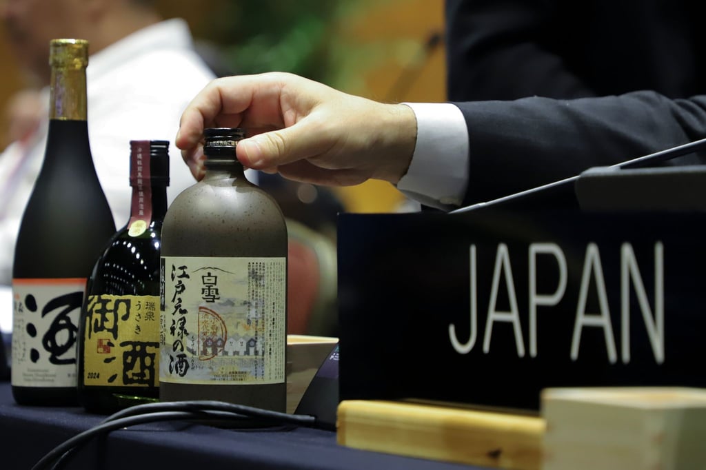 Japanischer Sake auf dem Tisch der japanischen Delegation während der Unesco-Welterbekonferenz in Asunción.