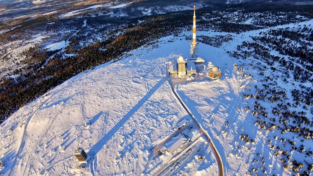 Das Areal rund um das Brockenhotel will der Landkreis Harz kaufen und touristisch weiterentwickeln. Insbesondere soll das Technikgebäude der Telekom umgestaltet werden - nicht tangiert vom Kauf ist das Brockenhaus, das dem Land gehört.