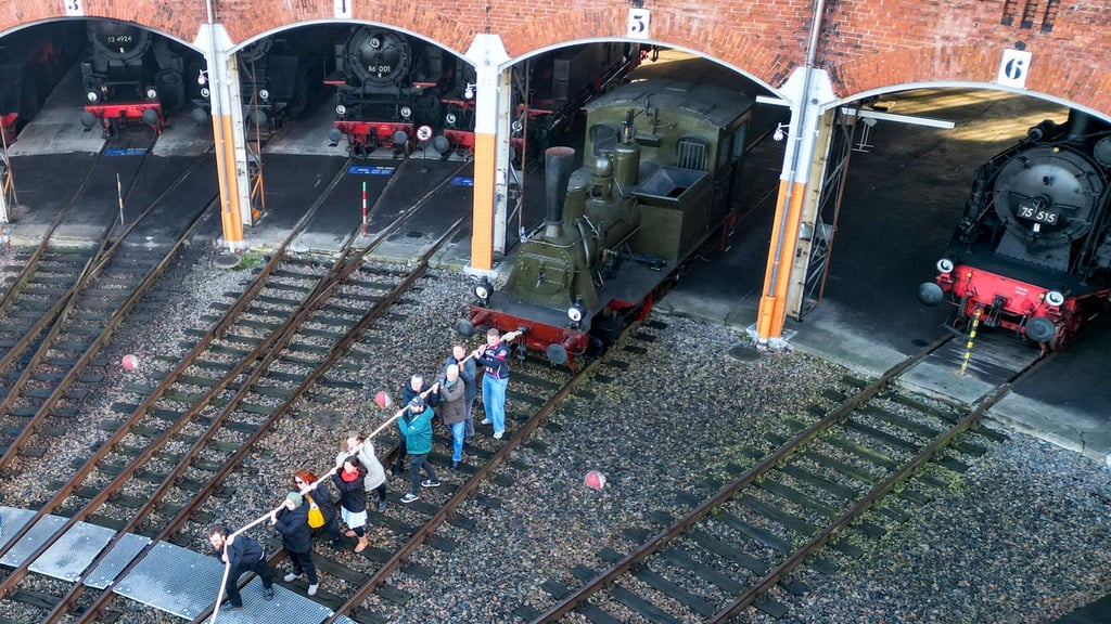 Probe für den 18. Januar: Zur Eröffnung des Kulturhauptstadtjahres soll eine alte Dampflok durch die Chemnitzer Innenstadt gezogen werden. (Archivbild)
