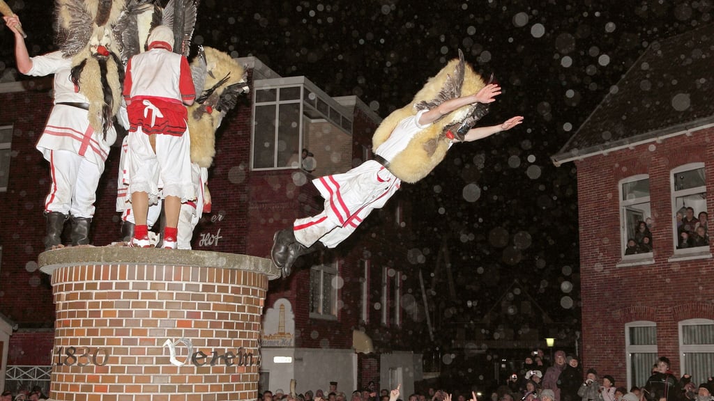 Das Schlagen von Frauen mit Kuhhörnern soll es beim diesjährigen Klaasohm-Fest auf Borkum nicht mehr geben. (Archivbild)