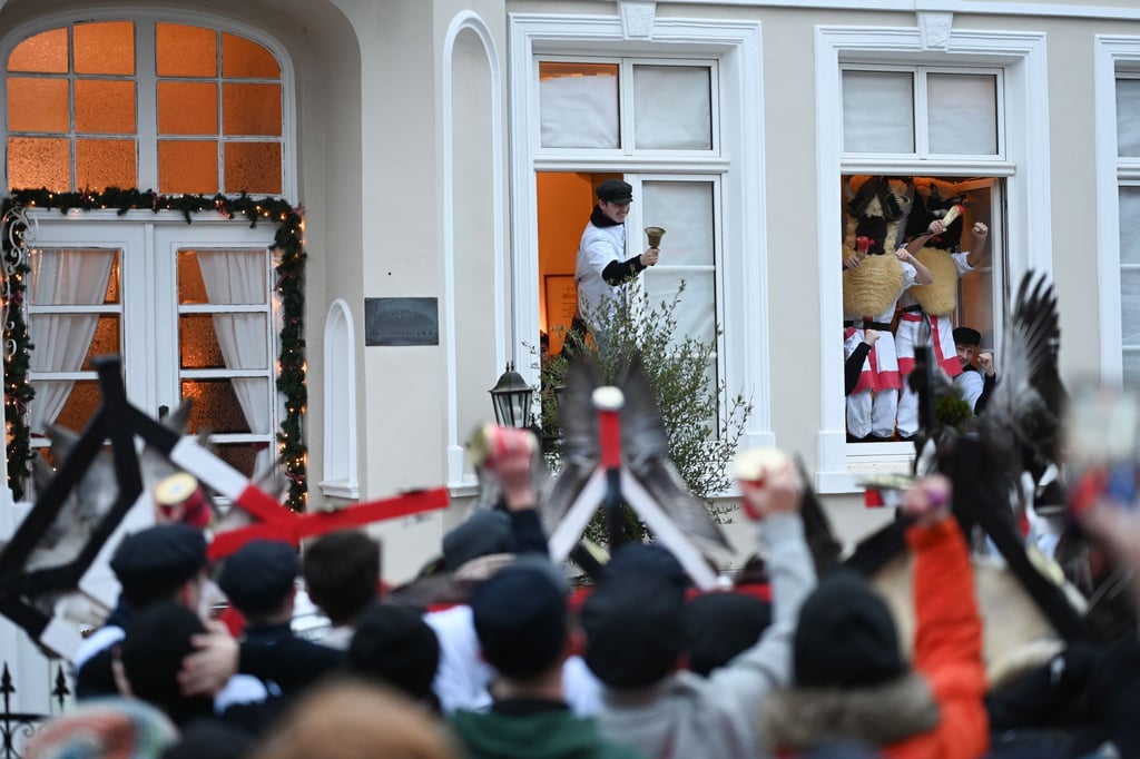 In einem ersten Teil des Brauches werden die ausgewählten Klaasohms an ihren Vereinslokalen eingesammelt.