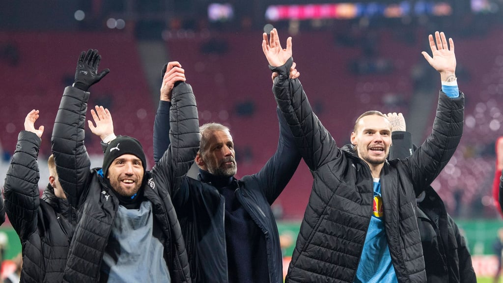 Hoch die Hände: Kevin Kampl feiert mit Trainer Marco Rose und Ersatzkeeper Maarten Vandevoordt.