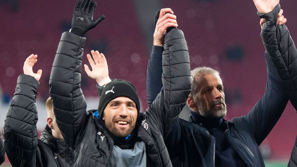Hoch die Hände: Kevin Kampl feiert mit Trainer Marco Rose und Ersatzkeeper Maarten Vandevoordt.