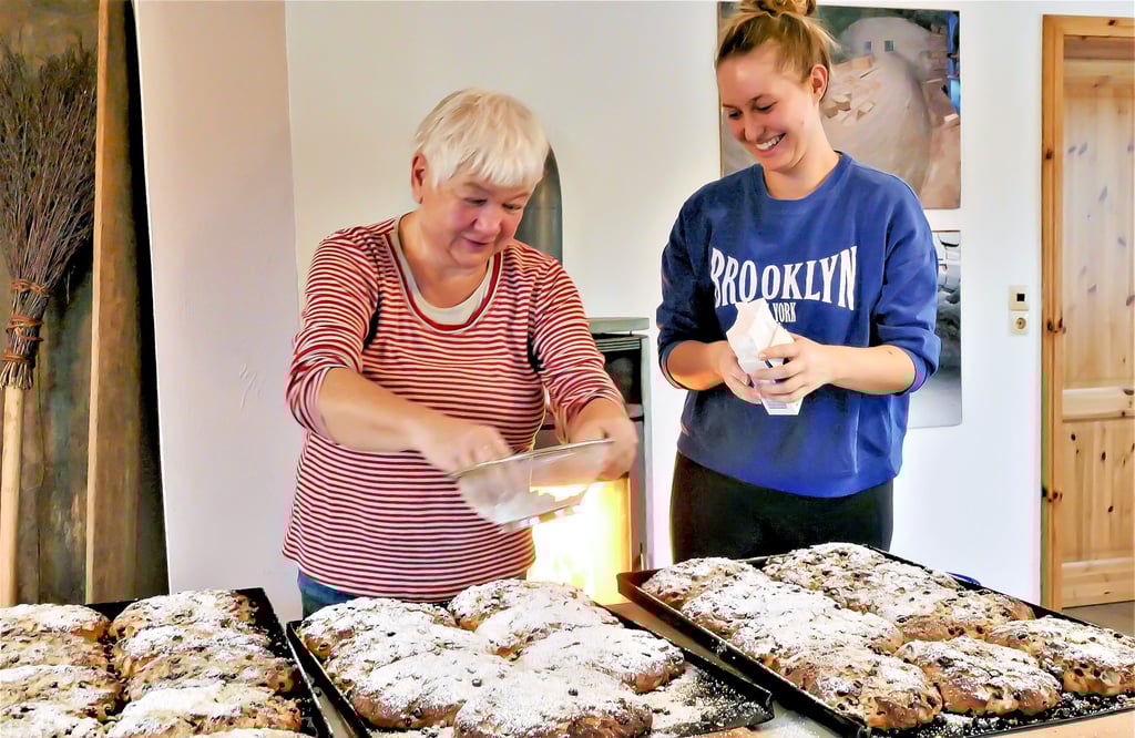 Zucker und Butter sind das ganze Geheimnis hinter leckerem Weihnachtsgebäck. Andrea Schulze und Sarah Börngen (r.) versüßen die Stollen.