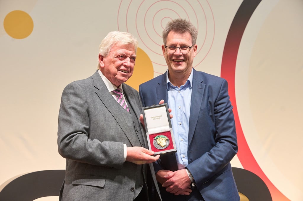 Volker Bouffier (l) rückt auf Wunsch des DOSB-Präsidiums um Thomas Weikert in den Vorstand der Dachorganisation des deutschen Sports.