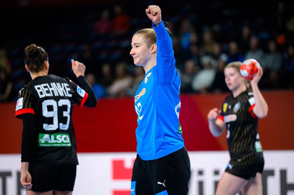 Die deutschen Handballerinnen gewinnen bei der EM gegen die Schweiz