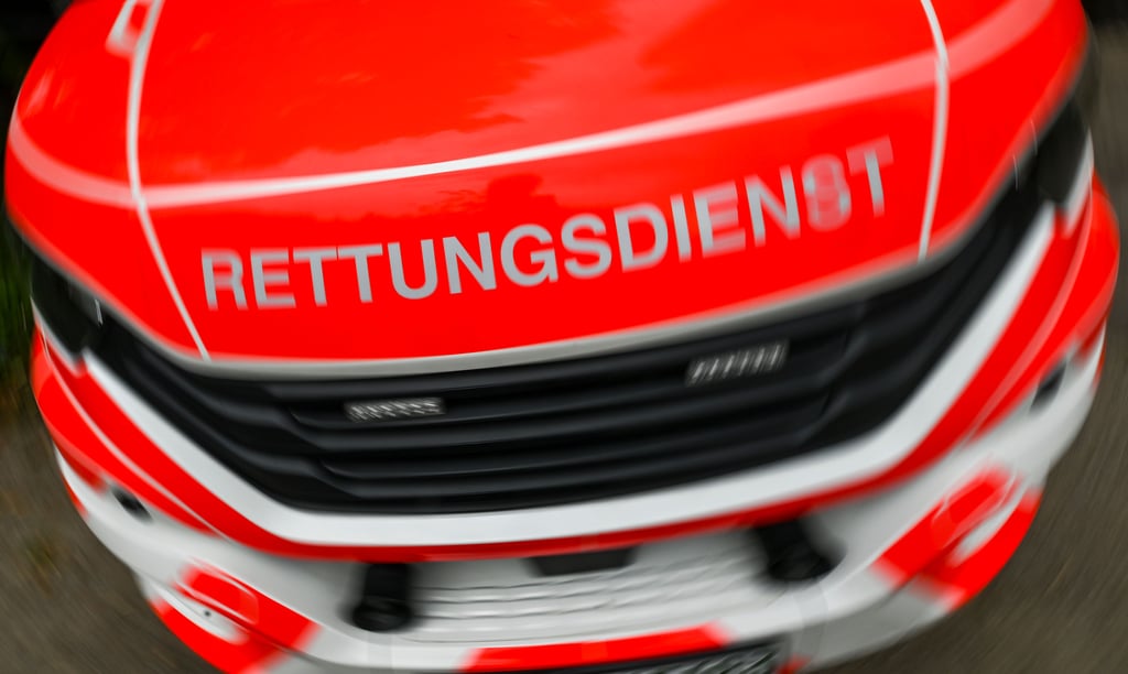 Auf dem Radweg an der L85 bei Quedlinburg ist ein Mann bei einem Unfall schwer verletzt worden.
