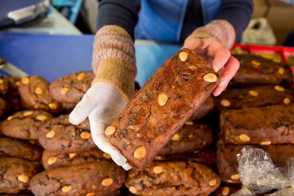 Früchtebrot ist in der Winterzeit sehr beliebt. Man kann es oft auf Weihnachtsmärkten kaufen - oder einfach selbst backen.