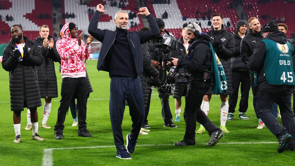 Der Coach gibt die Sprechchöre weiter an die Mannschaft: Marco Rose bei der Feier mit Team und Fans.