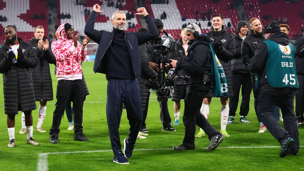 Der Coach gibt die Sprechchöre weiter an die Mannschaft: Marco Rose bei der Feier mit Team und Fans.