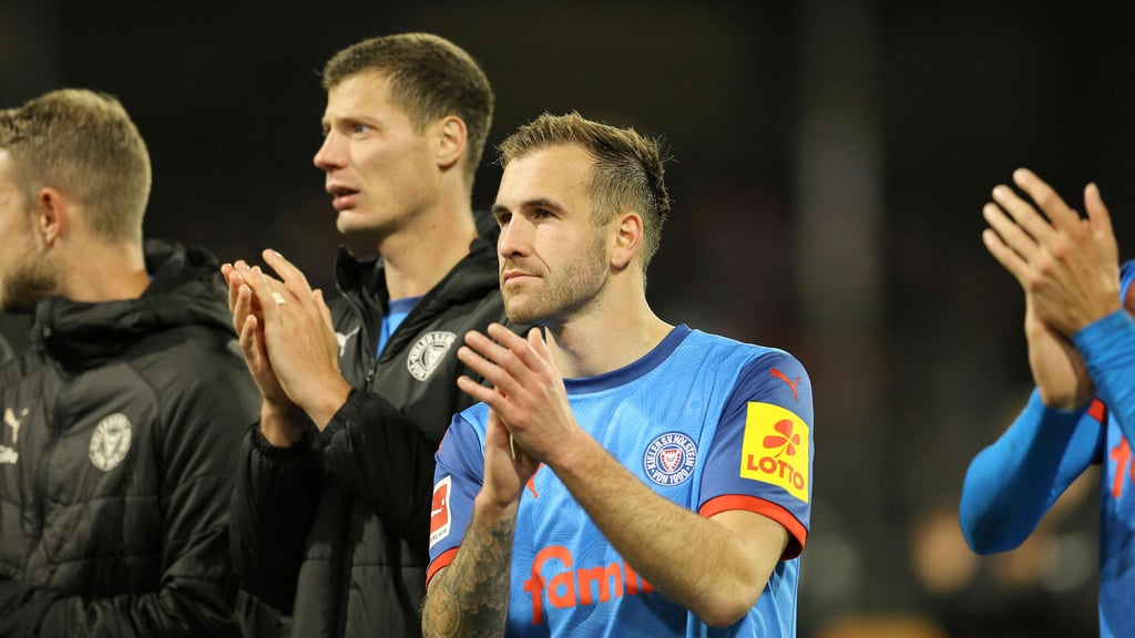 Marco Komenda (r.) und Patrick Erras jubeln den Fans zu.