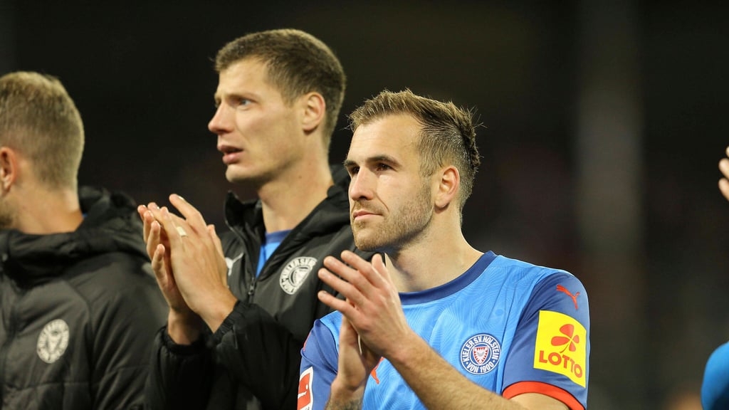 Marco Komenda (r.) und Patrick Erras jubeln den Fans zu.
