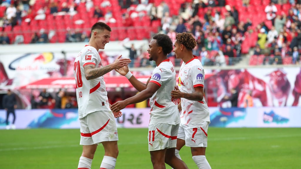 Endlich wieder gute Laune: Benjamin Sesko (l.), Lois Openda und Antonio Nusa (r.).