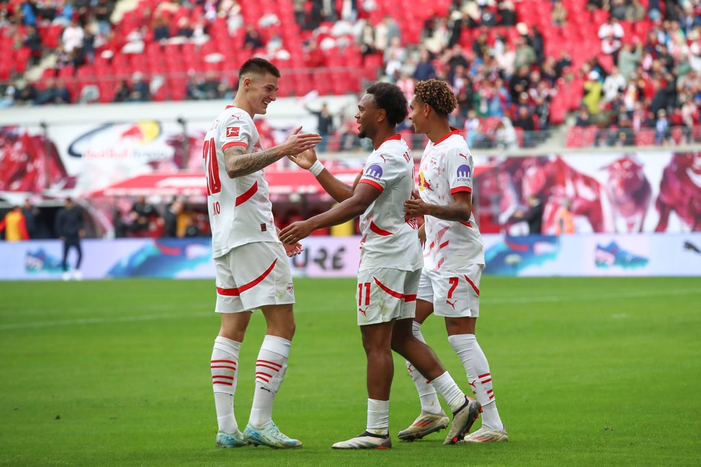 Endlich wieder gute Laune: Benjamin Sesko (l.), Lois Openda und Antonio Nusa (r.).
