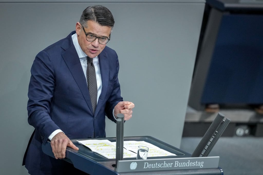 Für eine Mindestspeicherfrist von IP-Adressen spricht sich im Bundestag auch Hessens Ministerpräsident Boris Rhein (CDU) aus. Grüne und FDP sind dagegen.
