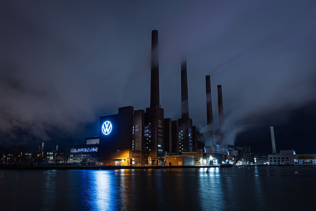 Laut einer Umfrage machen sich viele Niedersachsen Sorgen um Volkswagen. (Archivbild)
