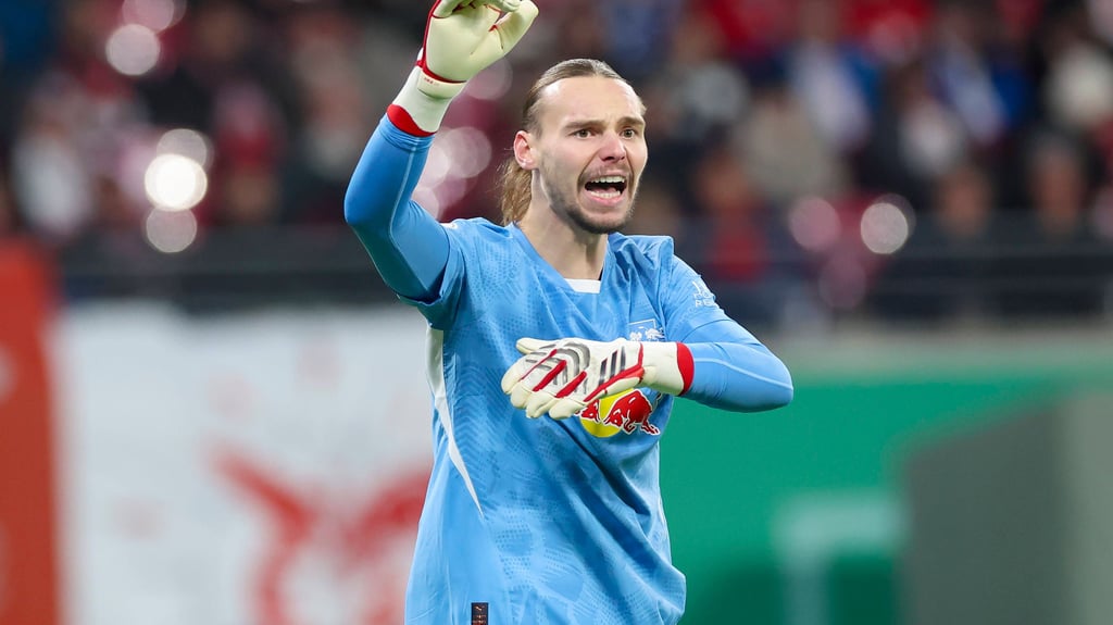 Maarten Vandevoordt (RB Leipzig) gestikuliert im Pokalspiel gegen Frankfurt.