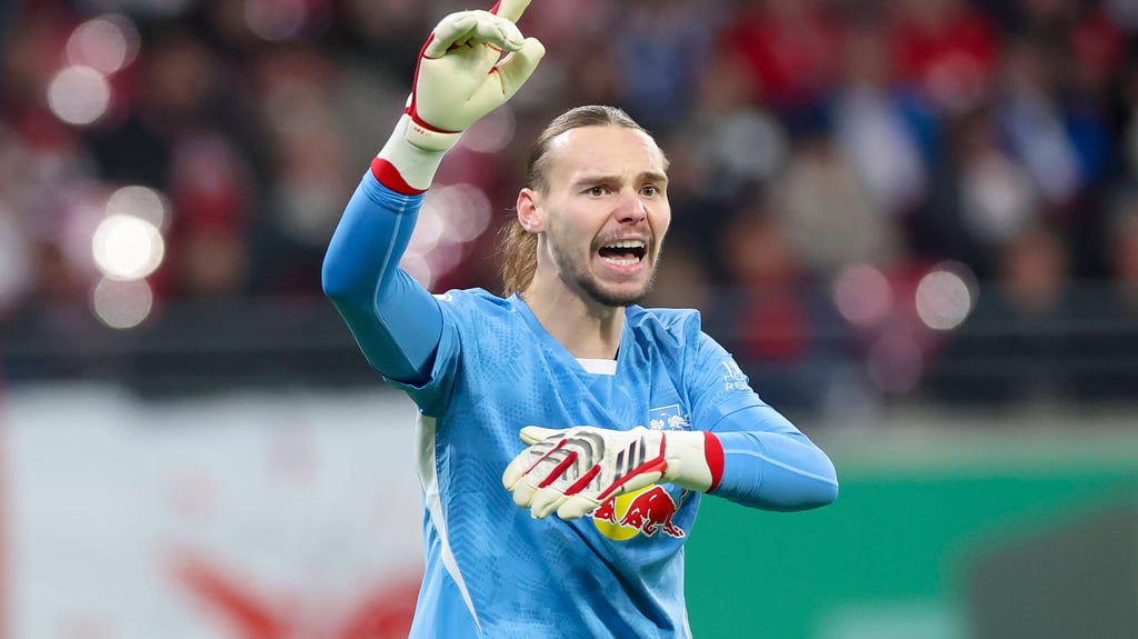 Maarten Vandevoordt (RB Leipzig) gestikuliert im Pokalspiel gegen Frankfurt.