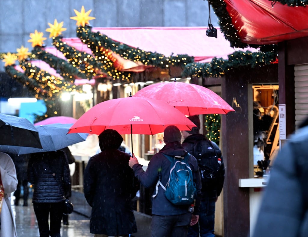 Die Sicherheitsbehörden in NRW haben bislang keine Hinweise auf mögliche Anschläge auf Weihnachtsmärkte. (Symbolbild)