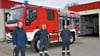 Meseberg bekommt ein LF 10, Flessau hat es bereits seit Frühjahr 2021. Das Foto zeigt Stadtwehrleiter Sven Engel (von links), Flessaus Wehrleiter Benny Böker und sein Stellvertreter Max Niegisch vor dem Flessauer Fahrzeug.  