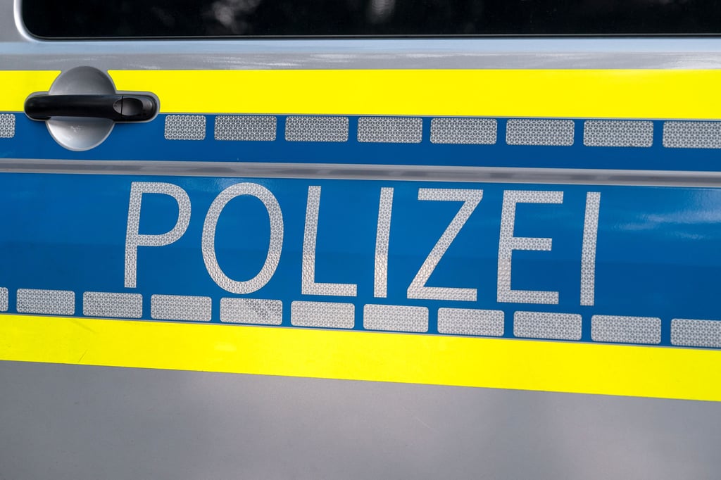 Ein Mann ist bei einem Unfall auf der B180 in Stößen tödlich verletzt worden.