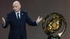 FIFA-Präsident Gianni Infantino bei der Auslosung mit der WM-Trophäe.