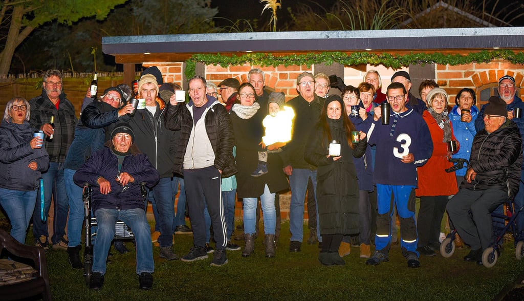 Etwa 30 Nachbarn waren zu Gast bei Thomas Rühlemann (mit der Nr. 3), als der lebendige Adventskalender Reipisch bei ihm stattfand.