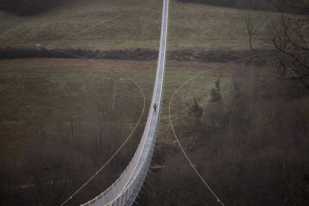 Neue Touristenattraktion: Der Highwalk ist in Rotenburg an der Fulda eröffnet worden. Dort können Besucher Nervenkitzel und einen beeindruckenden Ausblick erleben.