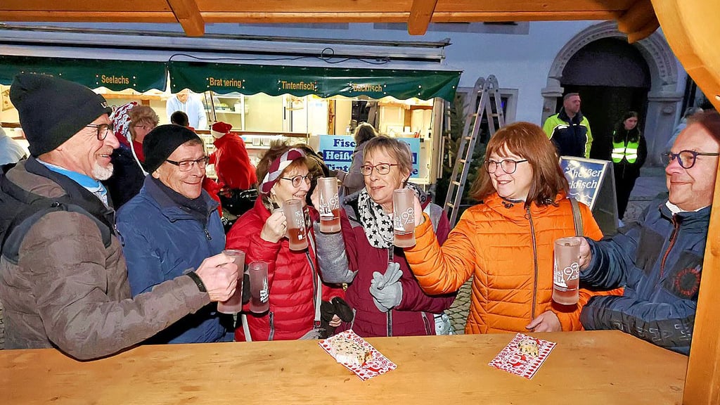 Gäste ließen sich den Glühwein auf dem Weihnachtsmarkt in Sangerhausen schmecken.