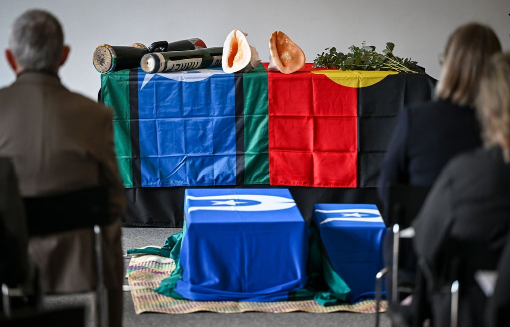Feierliche Zeremonie für die Ahnen des Volkes Ugaram Le.