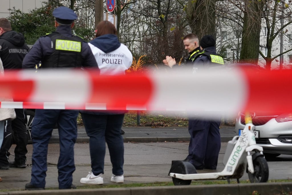 Eine Frau ist beim Sturz aus dem 9. Stock gestorben.