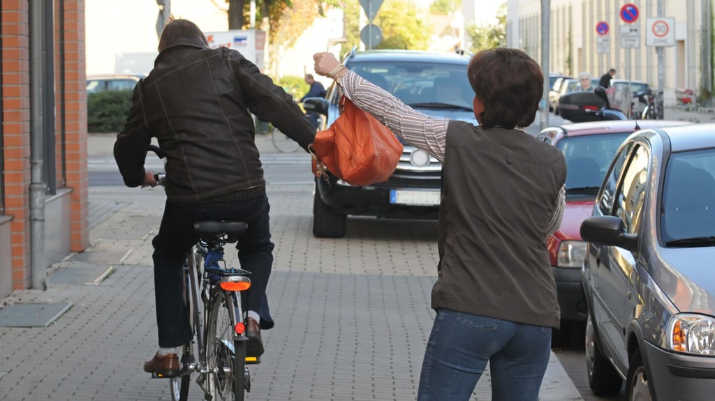 In Haberstadt hat die Polizei zwei Asylsuchende festgenommen, die für Raubüberfälle auf Seniorinnen verantwortlich scheinen. Gegen die beiden Algerier erging Haftbefehl. Gleichwohl wird weiter ermittelt.