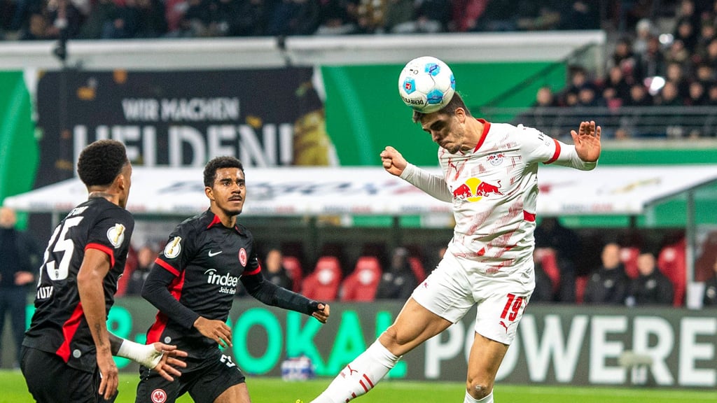 Andre Silva (RB Leipzig, r.) köpft den Ball auf das Tor von Eintracht Frankfurt.