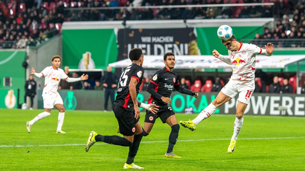 Andre Silva (RB Leipzig, r.) köpft den Ball auf das Tor von Eintracht Frankfurt.