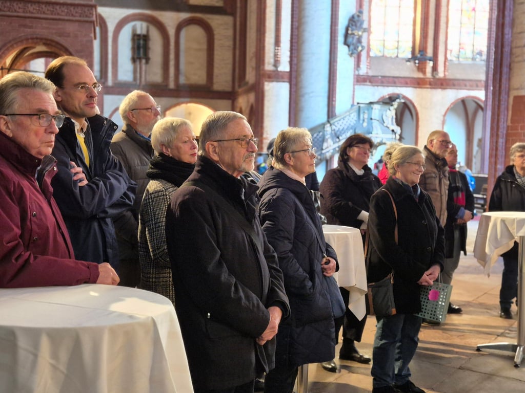Rund 30 Gäste haben der Enthüllung des Nischen-Epitaph des Dietrich von Angern im Dom zu Stendal beigewohnt.