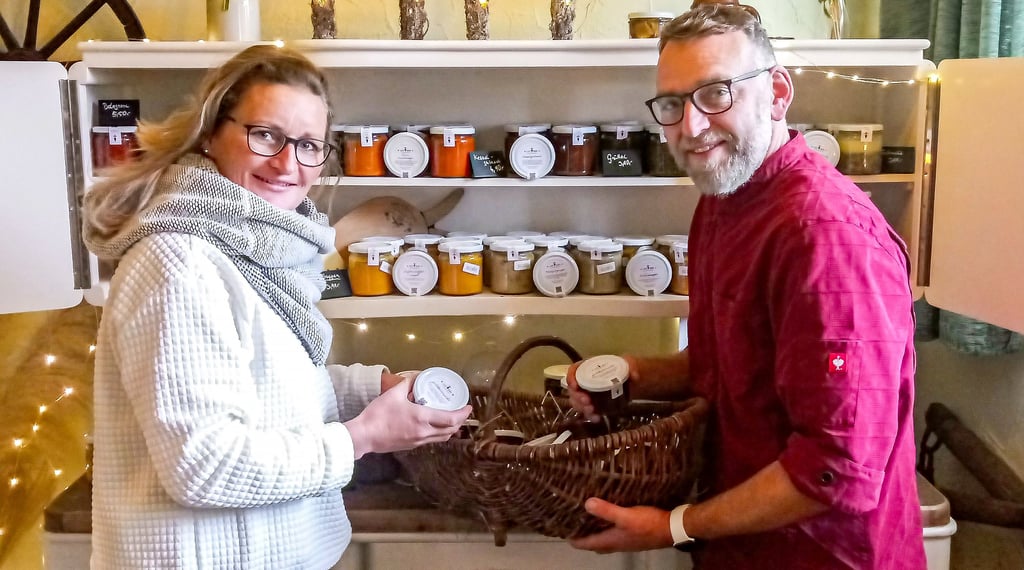 Christina Viktoria Busse und Christian Trieger bestücken die Auslagen des „Lädchens“ mit frischen Waren.