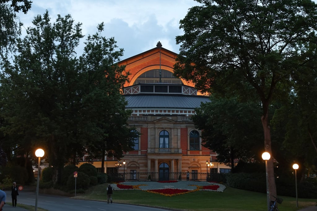 Den öffentlichen Haushalten geht es schlecht - die Bayreuther Festspiele müssen deshalb sparen. (Archivbild)