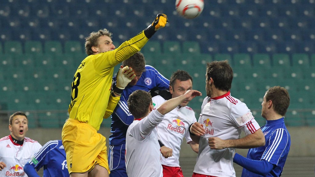 Kiel war immer eher am Ball: Keeper Keeper Michael Frech gegen Ingo Hertzsch und Thomas Kläsener, hinten staunt Daniel Frahn.