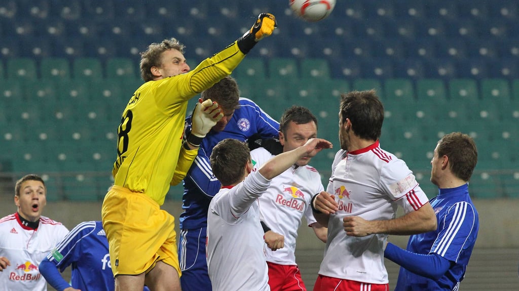 Kiel war immer eher am Ball: Keeper Keeper Michael Frech gegen Ingo Hertzsch und Thomas Kläsener, hinten staunt Daniel Frahn.