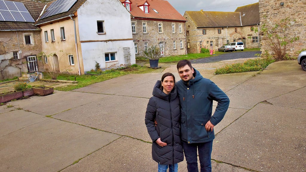 Karoline und Christian Held wohnen im alten Gutshaus (hinten Mitte). Insgesamt umfasst der Hof fünf große Gebäude.