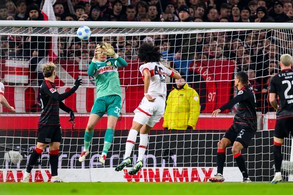 Stuttgarts Torwart Alexander Nübel sieht beim 0:1 nicht gut aus.