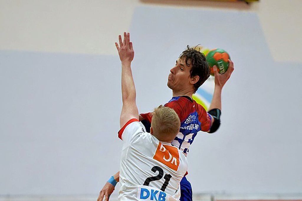 Marc Godon (hier beim Wurf) ist momentan einer von nur zwei fitten Rückraumspielern beim Handball-Drittligisten HC Burgenland.