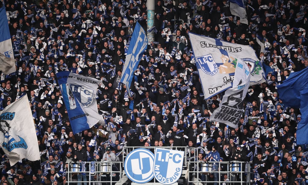 Der FCM ist eine große Leidenschaft eines jungen Angeklagten im Schönebecker Amtsgericht. Wie sich der 22-Jährige im Beisein weiterer Fans verhält, ist allerdings problematisch. So soll er aus einer Fangruppe heraus Polizisten attackiert haben.