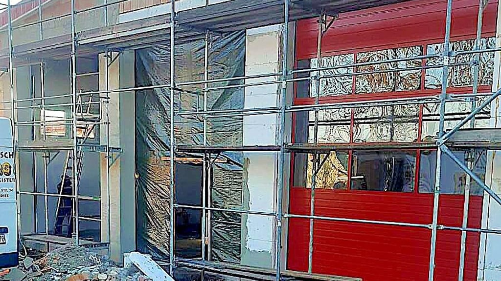 Das erste der drei Rolltore zu den Fahrzeugstellplätzen im neuen Fleetmarker Feuerwehrgerätehaus ist bereits eingebaut.