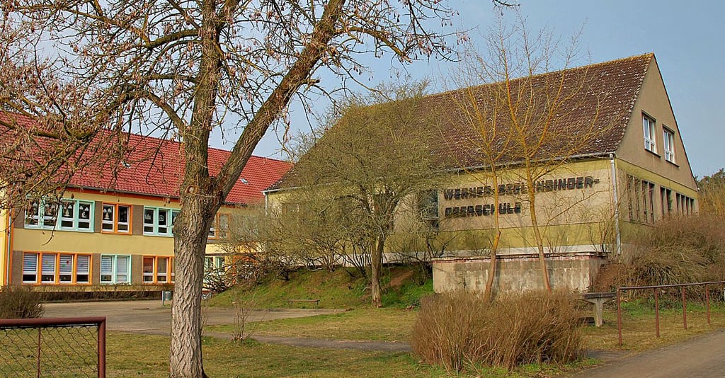 Grundschule Grieben: Der alte Aula-Anbau rechts soll als Jugendclub umgenutzt werden.