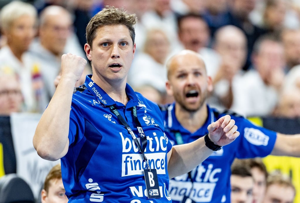 Trainer Nicolej Krickau und die SG Flensburg-Handewitt feierten einen klaren Heimsieg.