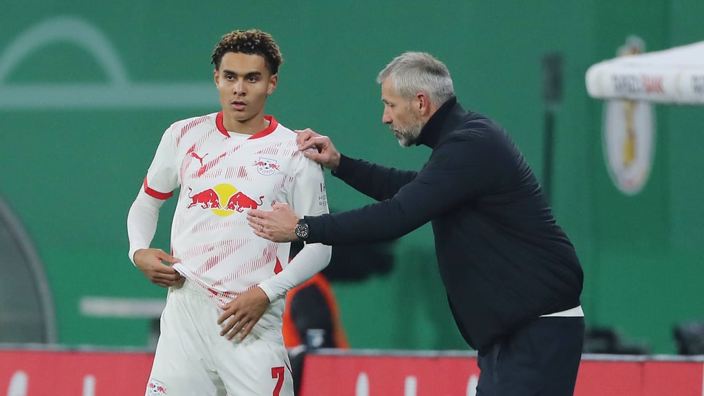 RB-Trainer Marco Rose redet auf Antonio Nusa ein.